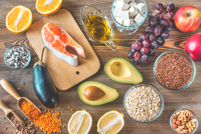 Mesa con comida para bajar colesterol de forma natural.