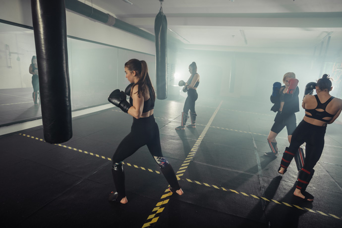 personas practicando ejercicios de boxeo