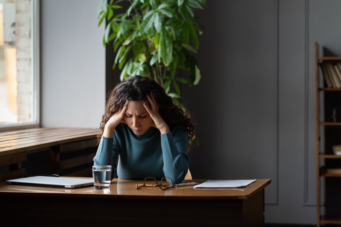 Mujer con síndrome de burnout.