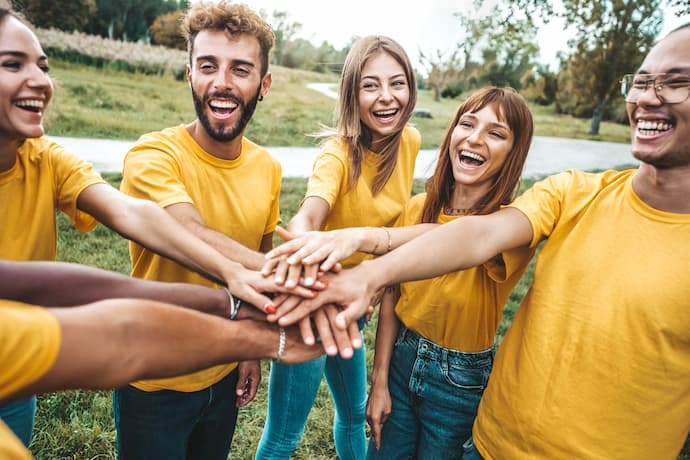 grupo de personas participando en una causa social