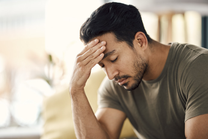 Hombre con dolor de cabeza por depresión somatizada 