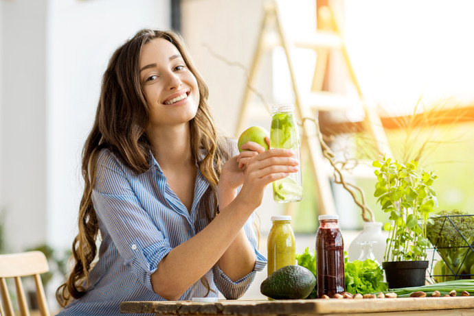 Mujer disfrutando de los beneficios del diente de león con una infusión.