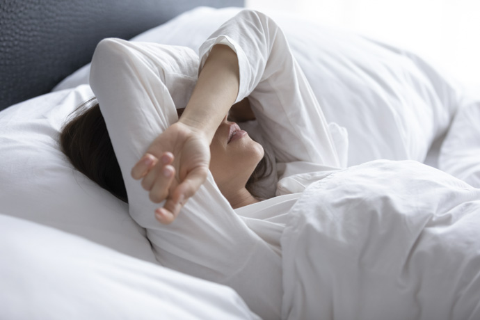 Mujer con ansiedad por pensamientos negativos