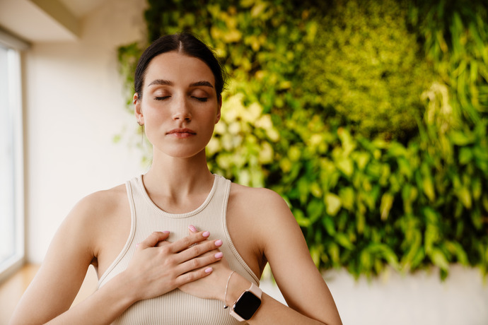 Mujer haciendo meditación para combatir el estrés crónico