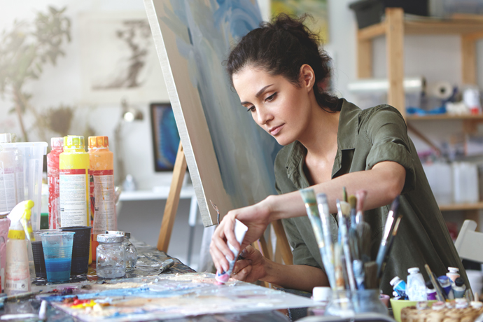 Mujer pintando en su taller