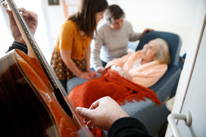 Mujer mayor con Alzheimer en una sesión de musicoterapia.