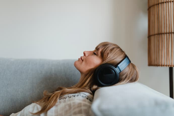 mujer relajada escuchando música