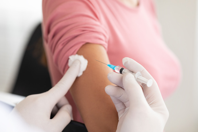 Ejemplo de vacunación como fase importante antes de hacerse revisiones médicas.  