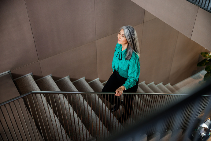 Mujer subiendo escaleras en su lugar de trabajo