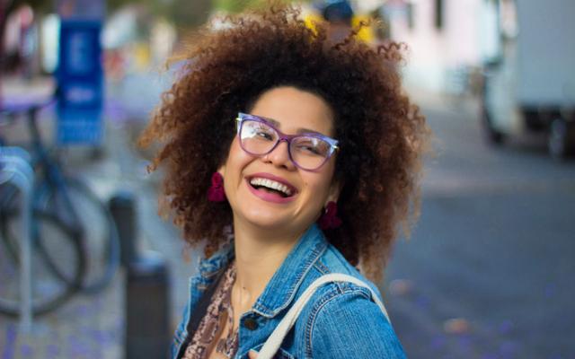 Mujer feliz con una mente positiva. 