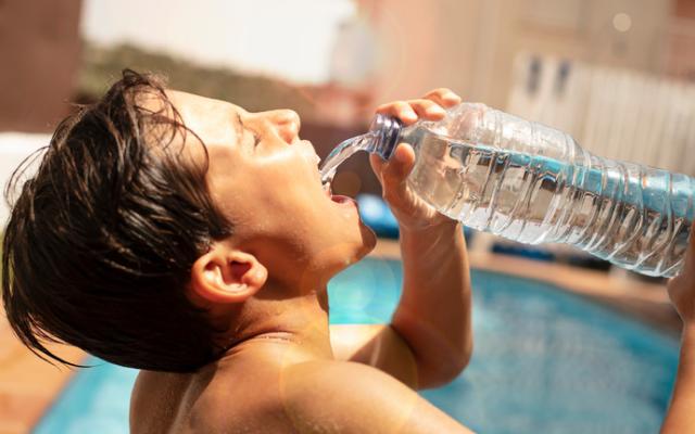 El sudor por el calor es una manera en la que el cuerpo humano pierde agua.