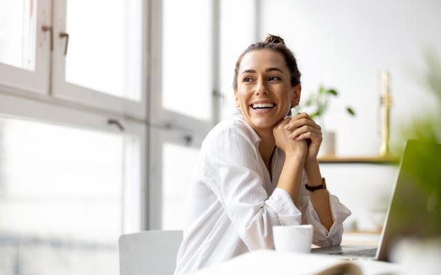 Mujer disfrutando de un aumento de serotonina.