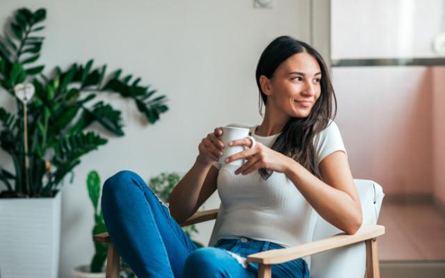 Chica disfrutando de las propiedades del Kudzu en una infusión.