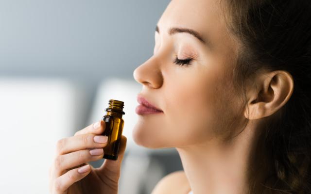 Mujer disfrutando de la aromaterapia.
