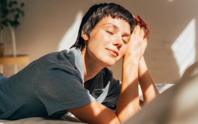 Mujer descubriendo para qué sirve la serotonina.