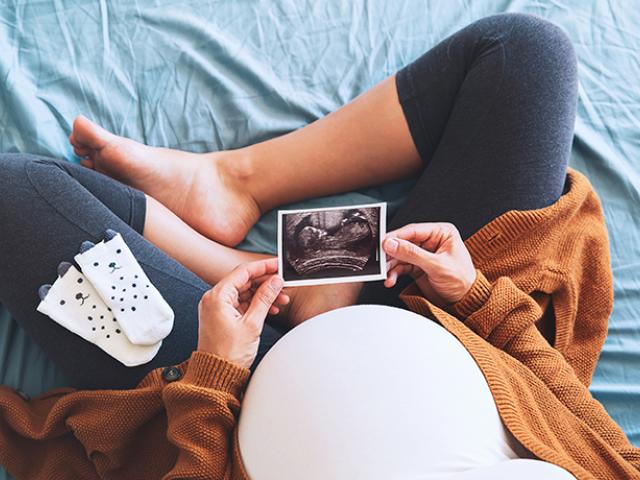 Futura mamá viendo fotografía de ultrasonido