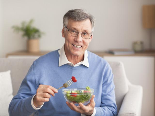 Hombre adopta alimentación saludable para limpiar sus arterias