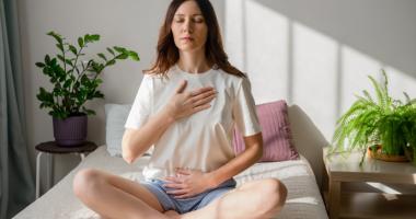 mujer practicando la respiracion abdominal
