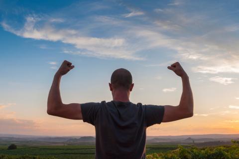 Hombre que muestra cómo aumentar la testosterona de forma natural. 