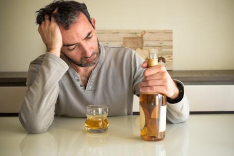 Hombre preocupado porque el alcohol le engorda.
