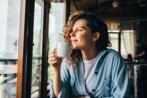Mujer toma café descafeinado