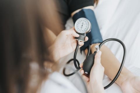Médico chequea la presión arterial de paciente