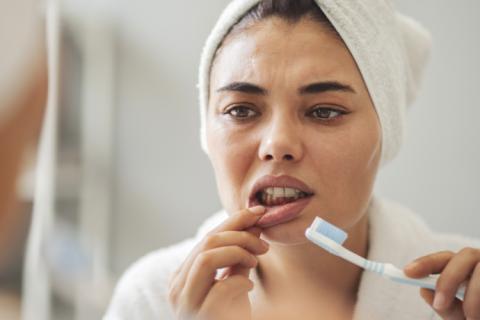 Mujer nota problema de salud en sus encías